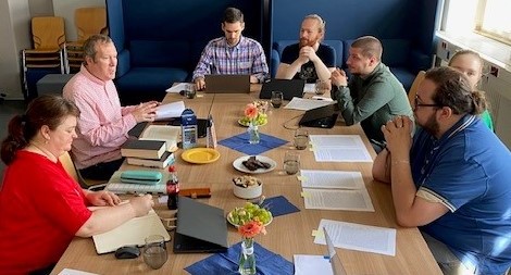 Mitglieder der Arbeitsstellen Aachen und Würzburg diskutieren mit Michael Staunton